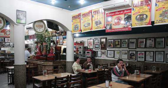 Happy hour descontraído no Famoso Bar do Justo em Santana 