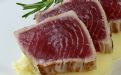 Atum com pur� de wasabi