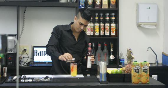 Vencedor de concurso do BaresSP ganha estágio com barman Souza no Veloso bar