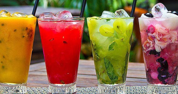Caipirinhas e frozen são destaque no cardápio do bar Manguinha, em Moema Caipirinhas e frozen são destaque no cardápio do bar Manguinha, em Moema