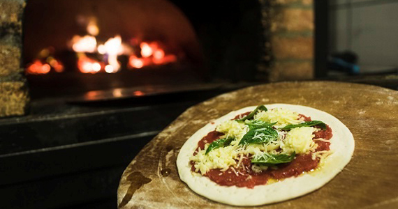 Tomateria Pizza & Cia oferece novos sabores da redonda com 8 rótulos de vinhos