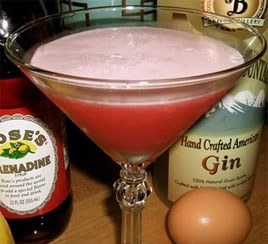 Clover Club mistura gin, suco de limão, calda de caramelo e clara de ovo