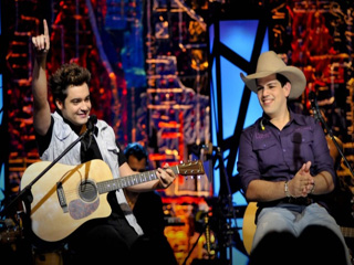 Fernando e Sorocaba sobem ao palco do Villa Country com os hits do DVD Bola de Cristal
