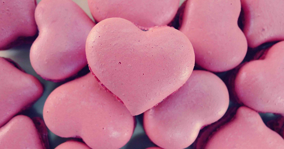 Marie-Madeleine comemora Valentines Day com macarons em forma de coração