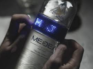 Mensagens em LED na garrafa de vodka