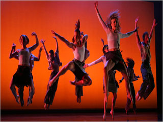 Companhia americana Parson Dance faz apresentação no Teatro Abril ao som do grupo EVOC