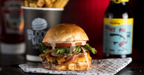 Bloody Hell Burger lança combo com cerveja Ipa à vontade