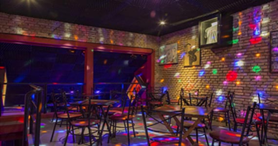 B Music Bar recebe Karaoke Rock Star para animar a noite com pop rock