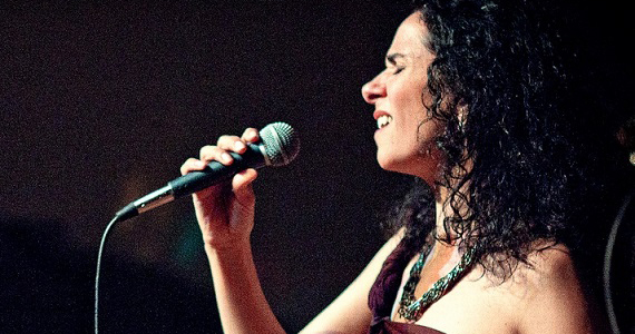 Ao Vivo Music recebe a cantora Cristina Campos para animar a noite