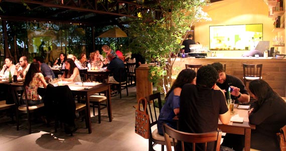 Culinária contemporânea e ambiente agradável no restaurante Ecully