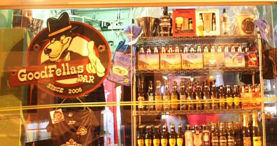 Variedade de cervejas artesanais e importadas no Goodfellas Bar