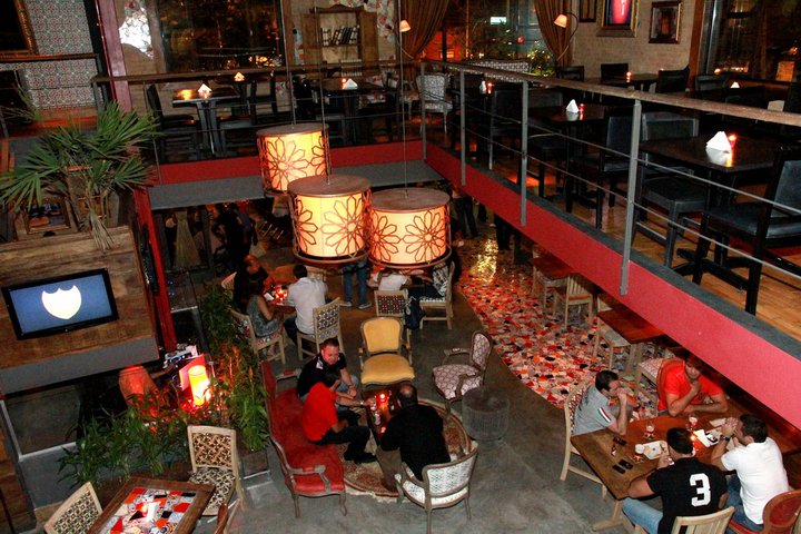 Cardápio inspirado na cultura catalã e drinks variados no Gràcia Bar