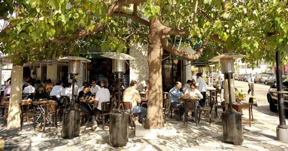Diversas opções de petiscos e drinks são destaques do Bar Pirajá
