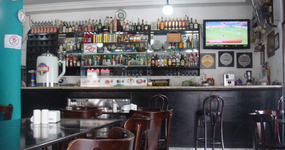 Bar do Baixinho tem happy hour animado com melhor chopp da região Bar do Baixinho tem happy hour animado com melhor chopp da região