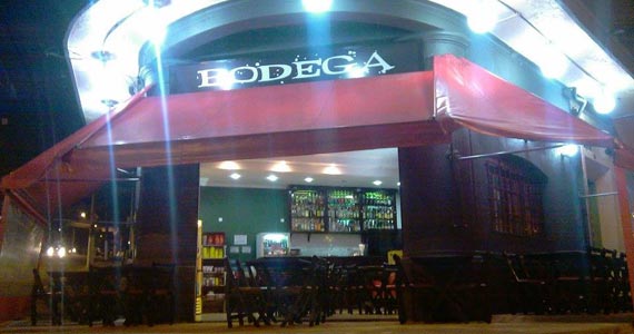 Variedade de drinks e petiscos tradicionais de boteco no Bar Bodega