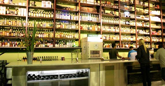 Bar do Arnesto oferece ambiente descontraído com muita música