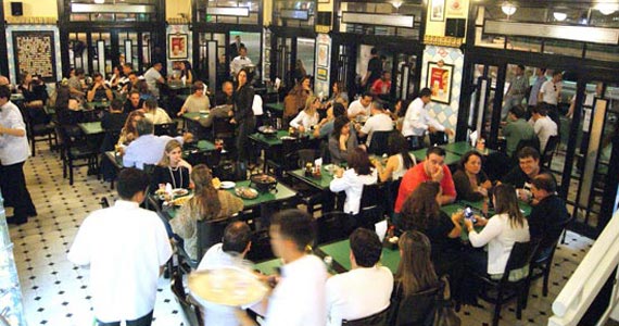 Bar do Juarez oferece descontraído happy hour com chope Brahma