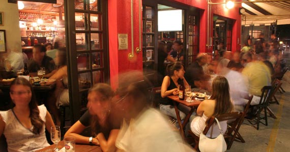 Variedade de drinks e petiscos no Botequim Bar & Grill