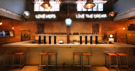 Brewdog Bar oferece cardápio diversificado e cervejas artesanais