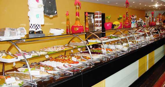 Variedade de opções de pratos quentes e frios no Grill Hall Paulista