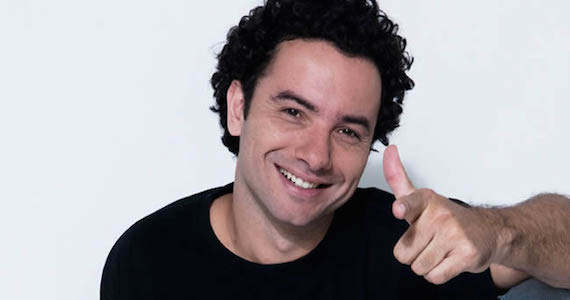 Marco Luque apresenta o show de humor 1, 2, 3, Testando no Comedians