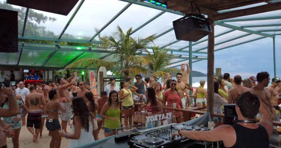 DJ Rafael Carneiro comanda a festa no Parador Maresias