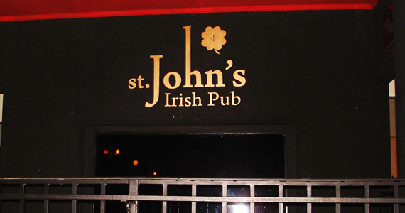 Os agitos da banda Black Hats no palco do St. Johns Irish Pub 