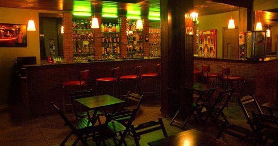 The Sub Pub oferece uma variedade de drinks, petiscos na vila Madalena