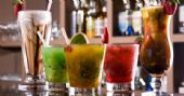 Variedade de espetinhos e drinks no happy hour do Tirreno's 