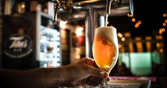 Titus Bar tem como destaque a cerveja Pilsen Czechvar para o público
