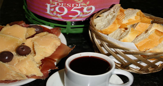 Elidio Bar oferece vinho quente com porção de queijos e pães 