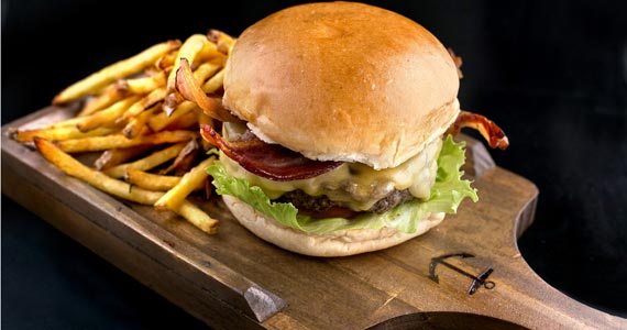 Dia Mundial do Hamburguer terá promoções no Sailor Burger