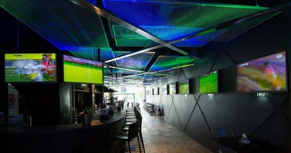 Soul Sports Bar oferece ambiente descontraído com drinks e futebol 