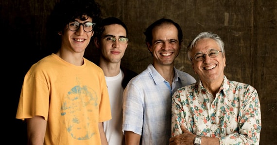 Caetano Veloso e seus filhos apresentam o show Ofertório em Novembro