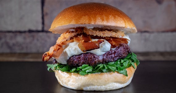 Menca Burger celebra o Dia do Bacon na última semana de Agosto