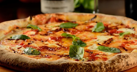 Dona Firmina comemora aniversário com três novos sabores de pizza