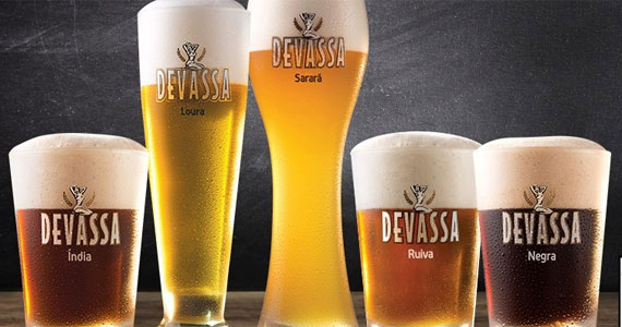 Cervejaria Devassa oferece happy hour com cardápio variado de bebida 