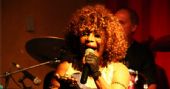 Elza Soares se apresentou no Bar Brahma, localizado no Centro