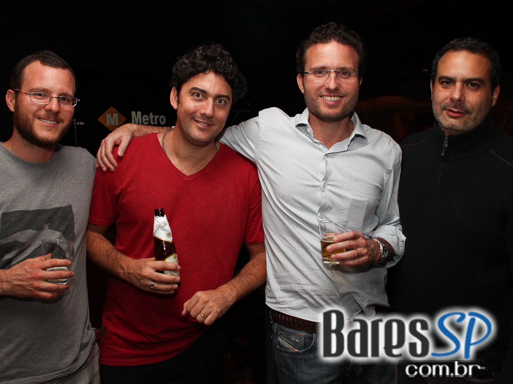 Quinta-feira animada no Gràcia Bar com Djs convidados Quinta-feira animada no Gràcia Bar com Djs convidados