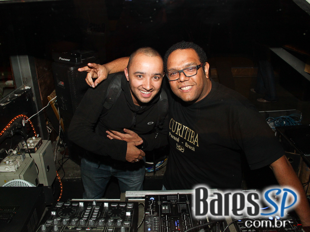 Quinta-feira animada no Gràcia Bar com Djs convidados Quinta-feira animada no Gràcia Bar com Djs convidados