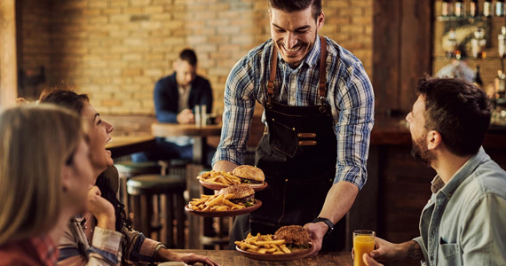 Uigures proprietários de restaurantes incluem uma pitada de