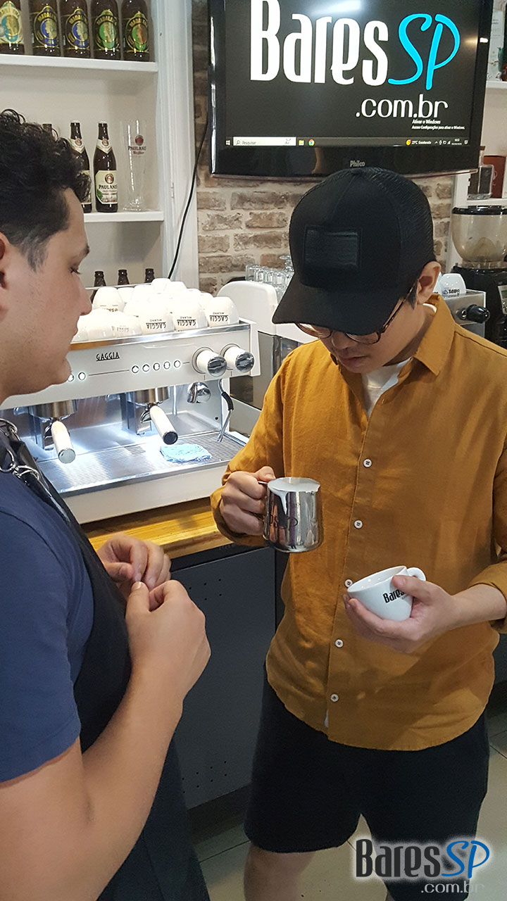 foto Barista Latte Art