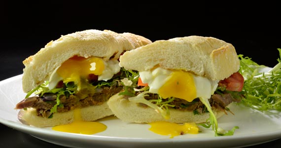 Sanduiche de costela bovina assada na lenha com especiarias