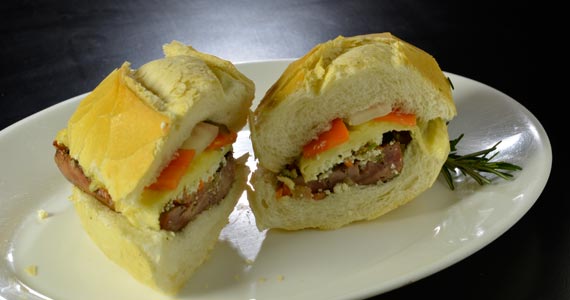 Sanduíche de linguiça calabresa de Bragança apimentada