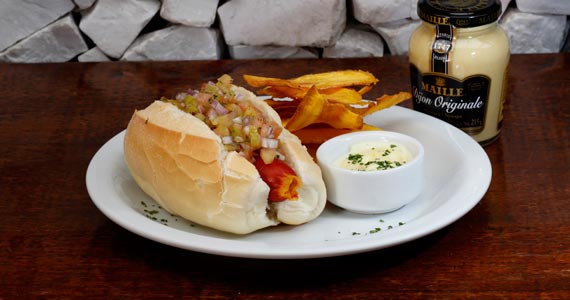 Sanduíche de linguiça especial grelhada