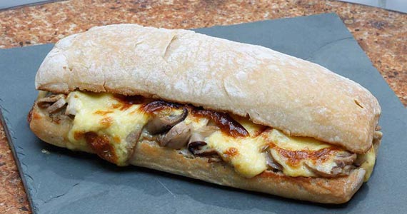 Mix de cogumelos gratinado com gruyère na ciabatta