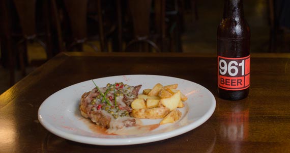 Picanha fatiada  ao molho poivre e batatas harmonizada com a  cerveja 961-Red Ale BaresSP