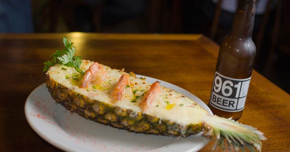 Camarões gratinados no abacaxi harmonizados com cerveja 961 - Witbier BaresSP