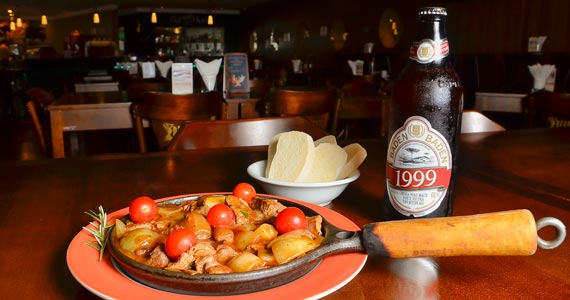 Mini Caçarola de Filé Mignon com Torradas + Baden 1999 BaresSP