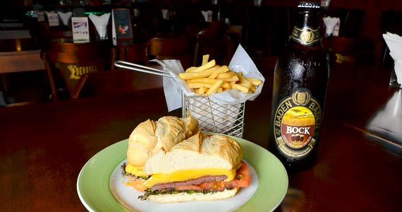 Sanduíche de Churrasco (Churrasco de Filé Mignon, Alface, e Cebola Grelhada) + Baden Bock BaresSP